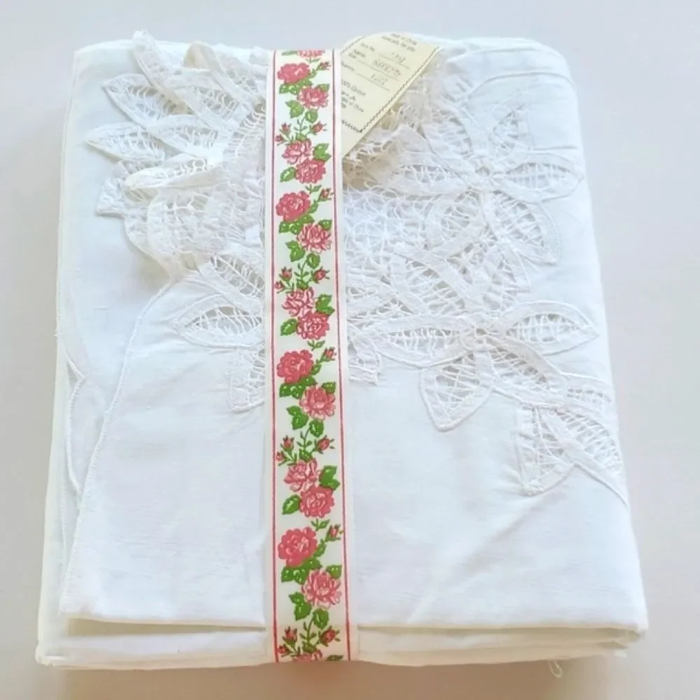 NEW EMPIRE VINTAGE BATTENBERG LACE TABLECLOTH 102